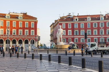Güzel, Fransa, 9 Ekim 2019. Şehrin merkez meydanı Place Massena 'nın mimari topluluğunun bir parçası. Fontaine du Soleil ve Apollo 'nun heykeli. 