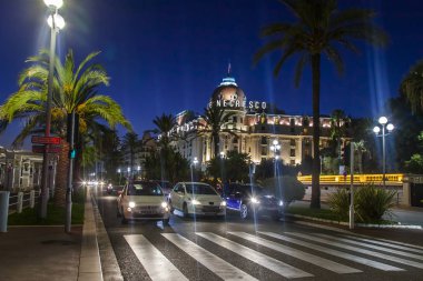 Güzel, Fransa, 9 Ekim 2019. Akşam ışıklarıyla ünlü Promenade des Anglais seti. Negresco 'daki tarihi otel.