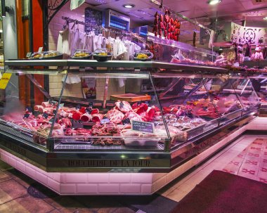 Güzel, Fransa, 10 Ekim 2019. Kasabadaki tipik bir kasap dükkanının vitrini.