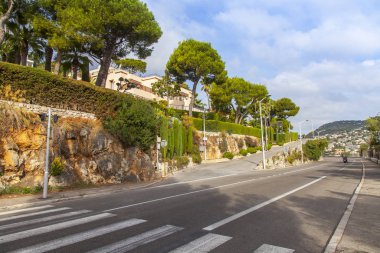Villefranche-sur-Mer, Fransa, 10 Ekim 2019. Deniz kıyısındaki resimli dağ yolu.