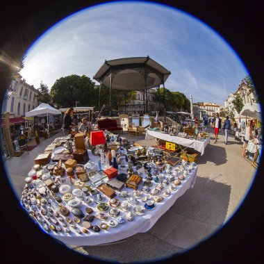 Antibes, Fransa, 14 Ekim 2019. Geleneksel bit pazarının tezgahında çeşitli antika eşyalar var..