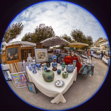 Cannes, Fransa, 14 Ekim 2019. Geleneksel bit pazarının tezgahında çeşitli antika eşyalar var..