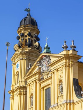 Münih, Almanya, üzerinde 16 Ağustos 2018. Alstadt eski şehir kulede Theatinerkirche 
