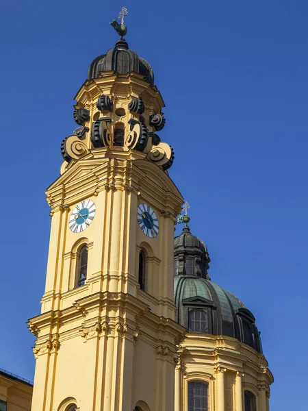 Monachium Niemcy Sierpnia 2018 Theatinerkirche Wieża Starym Mieście Alstadt — Zdjęcie stockowe