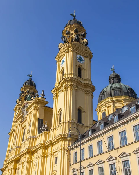 Múnich Alemania Agosto 2018 Torre Theatinerkirche Casco Antiguo Alstadt —  Fotos de Stock