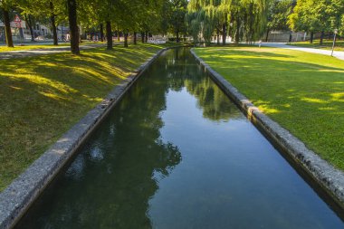 Münih, Almanya, Tarih 22 Ağustos 2018. İngiliz Bahçesi - şehir parklarından biridir. Ağaçları arasında güzel bir yapay akışı