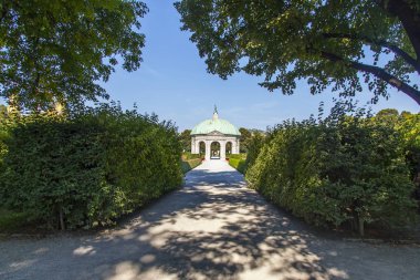 Münih, Almanya, 22 Ağustos 2018. Bavyera krallarının Münih konutu. Resimli bir parkın ve güzel bir kubbenin parçası.