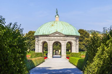 Münih, Almanya, 22 Ağustos 2018. Bavyera krallarının Münih konutu. Resimli bir parkın ve güzel bir kubbenin parçası.