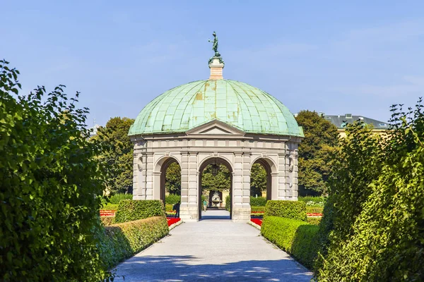 2018年8月22日 ドイツ ミュンヘン バイエルン王のミュンヘンの住居 絵のように美しい公園と美しいロタンダの断片 — ストック写真