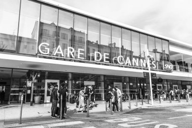 Cannes, Fransa, 12 Ekim 2019. Tren istasyonu inşaatı. Girişe yakın sayısız yolcu var..