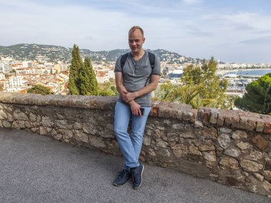 Cannes, Fransa, 12 Ekim 2019. Genç adam antik şatonun yakınındaki pitoresk bir gözlem güvertesinde
