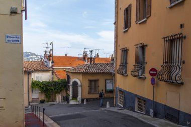 Cannes, Fransa, 12 Ekim 2019. Eski kasabadaki Picturesque caddesi. Provence bölgesinin tipik bir mimari topluluğu..