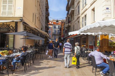 Cannes, Fransa, 8 Ekim 2019. Eski kasabanın pitoresk caddesindeki geleneksel bir sokak kafesinin masaları..