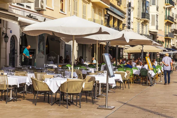 Cannes Frankreich Oktober 2019 Tische Eines Traditionellen Straßencafés Einer Malerischen — Stockfoto