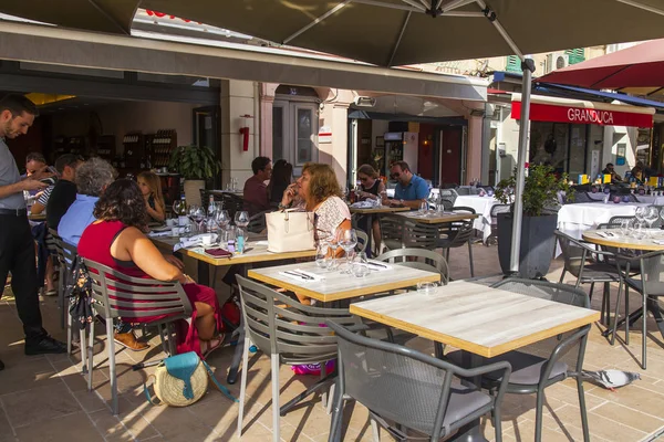 Cannes Francia Octubre 2019 Mesas Una Cafetería Tradicional Una Calle — Foto de Stock