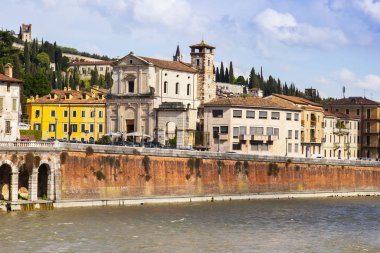 Verona, İtalya, 24 Nisan 2019 tarihinde. Adige Nehri'nin ve setlerinin panoramik manzarası.