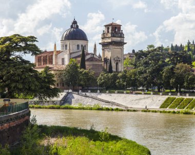 Verona, İtalya, 24 Nisan 2019. 24 Nisan 2019 'da İtalya' nın Adige nehrinin ve toprak setlerinin manzaralı manzarası. Adige nehrinin manzaralı panoramik manzarası ve setleri.