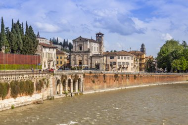 Verona, İtalya, 24 Nisan 2019. 24 Nisan 2019 'da İtalya' nın Adige nehrinin ve toprak setlerinin manzaralı manzarası. Adige nehrinin manzaralı panoramik manzarası ve setleri.