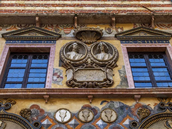 2019年4月24日 イタリアのヴェローナ 旧市街の建物のファサードの典型的な建築の詳細 — ストック写真
