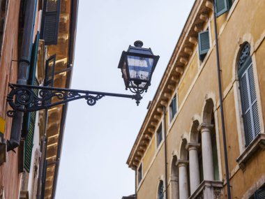 Verona, İtalya, 24 Nisan 2019 tarihinde. Eski şehirde binanın bir cephe tipik mimari detayları. Güzel lamba binayı dekore eder