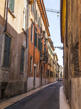 Trieste, İtalya, 5 Ağustos 2019. şehrin tarihi bölümünde güzel pitoresk sokak. 