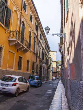 Trieste, İtalya, 5 Ağustos 2019. şehrin tarihi bölümünde güzel pitoresk sokak. 
