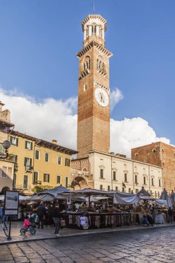 Verona, İtalya, 25 Nisan 2019. Şehrin ana meydanlarından Piazza Erbe Meydanı 'nın mimari kompleksinin bir parçası..