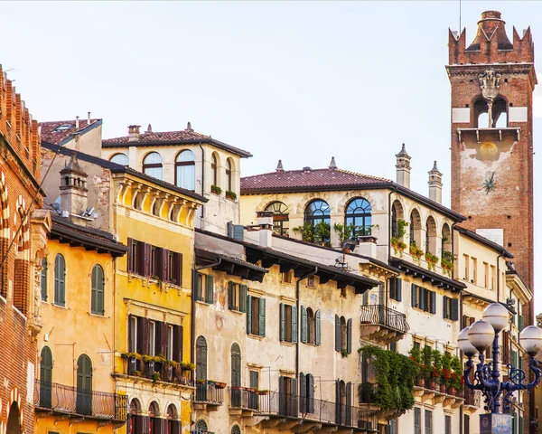 Verona, Italya, 24 Nisan 2019. Eski şehirde binanın bir cephe tipik mimari detayları. 