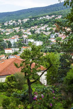 Trieste, İtalya, 7 Ağustos 2019. Kenar mahallelerdeki deniz kıyısındaki villalar.. 