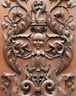 Trieste, İtalya, 5 Ağustos 2019. eski şehirde tipik bir binanın cephe bir parçası. Güzel ön kapı