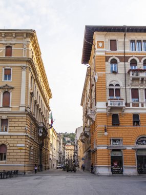 Trieste, İtalya, 5 Ağustos 2019. şehrin tarihi bölümünde güzel pitoresk sokak. 