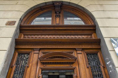 Trieste, İtalya, 5 Ağustos 2019. Şehrin tarihi kesimindeki Picoresque caddesinin mimari topluluğu. Ön cephe dekorunun parçası