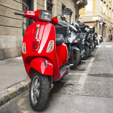 Trieste, İtalya, 5 Ağustos 2019. Şehrin tarihi kesiminde çok güzel bir cadde. Pislikler kaldırımın kenarına park edilmiş.