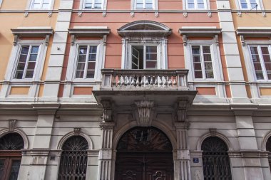 Trieste, İtalya, 5 Ağustos 2019. Şehrin tarihi kesimindeki Picoresque caddesinin mimari topluluğu. Ön cephe dekorunun parçası