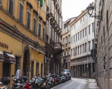 Trieste, İtalya, 5 Ağustos 2019. şehrin tarihi bölümünde güzel pitoresk sokak. 