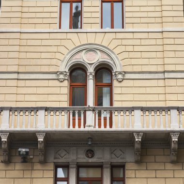 Trieste, İtalya, 5 Ağustos 2019. Şehrin tarihi kesimindeki Picoresque caddesinin mimari topluluğu. Ön cephe dekorunun parçası