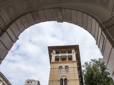 Trieste, İtalya, 5 Ağustos 2019. Şehrin tarihi kesimindeki Picoresque caddesinin mimari topluluğu. Ön cephe dekorunun parçası