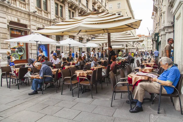 Trieste Italy August 2019 Attractive Cafe Tables Sidewalk Picturesque Street — Stock Photo, Image