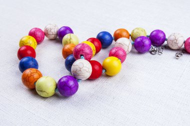 Çok renkli, eski, yuvarlak boncukların ipliği