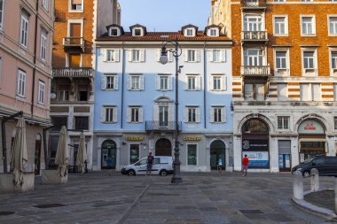 Trieste, İtalya, 5 Ağustos 2019. şehrin tarihi bölümünde güzel pitoresk sokak. 