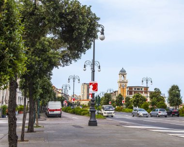Trieste, İtalya, 5 Ağustos 2019. Şehir manzaralı. Deniz gezintisinin mimari topluluğu.