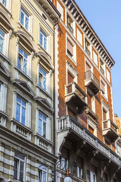 2019年8月5日 意大利的里雅斯特 城市历史上风景如画的街道的建筑组合 立面装饰的碎片 — 图库照片