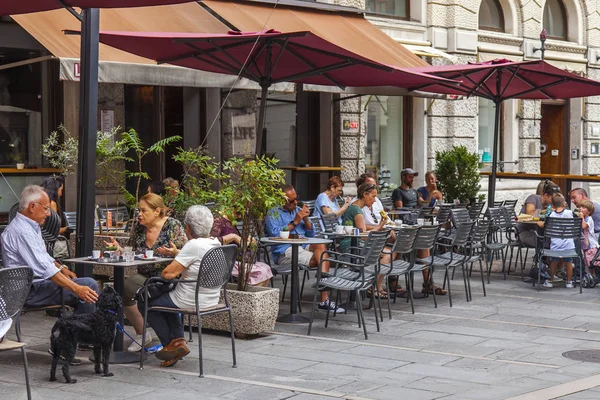 Trieste Itália Agosto 2019 Mesas Café Atraentes Calçada Uma Rua — Fotografia de Stock