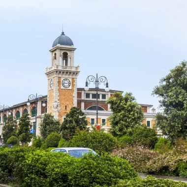 Trieste, İtalya, 5 Ağustos 2019. Şehir manzaralı. Deniz gezintisinin mimari topluluğu.