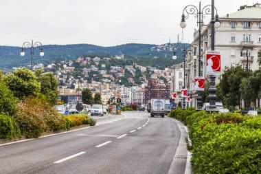 Trieste, İtalya, 5 Ağustos 2019. Şehir manzaralı. Deniz gezintisinin mimari topluluğu.