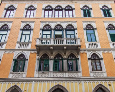 Verona, Italya, 24 Nisan 2019. Eski şehirde binanın bir cephe tipik mimari detayları. 