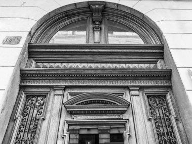 Trieste, İtalya, 5 Ağustos 2019. eski şehirde tipik bir binanın cephe bir parçası. Güzel ön kapı