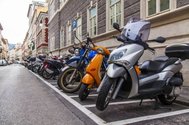 Trieste, İtalya, 5 Ağustos 2019. Şehrin tarihi kesiminde çok güzel bir cadde. Motosikletler kaldırımın kenarında park edilmiş.