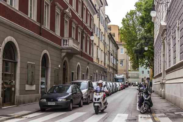 意大利的里雅斯特 2019年8月5日 这座历史名城美丽的风景如画的街道 停在人行道附近的汽车 — 图库照片