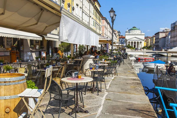 Trieste Talya Ağustos 2019 Büyük Kanal Kıyısındaki Picturesque Sokak Kafesi — Stok fotoğraf